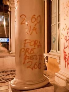 Manifestantes fizeram pichações na fachada da prefeitura de Porto Alegre Foto: Diogo Sallaberry / Futura Press