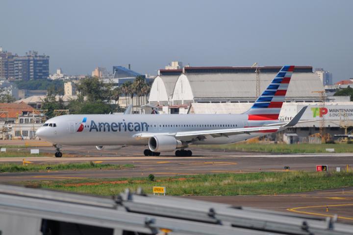 avião americn airlines no aeroporto