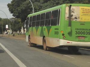 Ônibus sem ar-condicionado trafega nas ruas do Distrito Federal Foto: Antônio Cruz / Agência Brasil