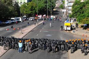 Polícia dispersa manifestantes durante protesto contra Copa  Crédito: Paulo Nunes